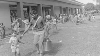 Sous la menace des Khmers rouges, la chute de l'ambassade de France